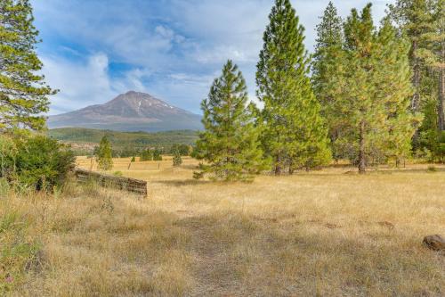 Weed House | Outdoor Adventure Haven - 15 Mi to Mount Shasta!