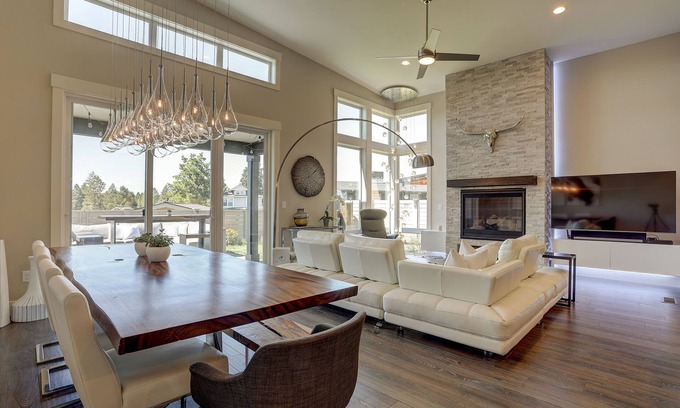 Southeast Bend House | Outdoor Living! Modern & Fresh, Hot Tub, A/C, Mountain View, Peloton