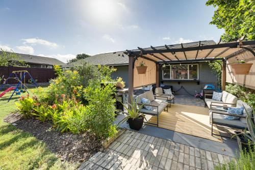 University Hills House | Outdoor Pool and Fire Pit Modern Austin Home