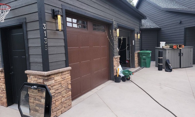 Spearfish Cabin | OUTLAW Biker hideout - AC - Shower - WIFI - FULL AMENITIES CABIN