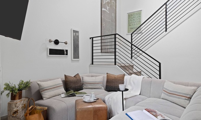 Jackson House | Outpost: Clark's Knoll 395 - Walk to Town Square