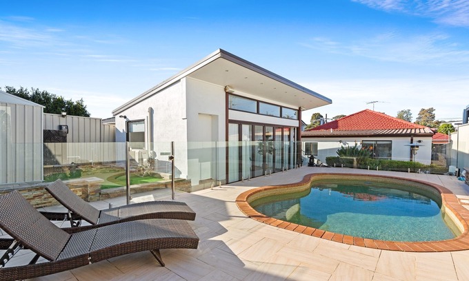 Bexley House | Outstanding 4-Bed Home with Garden, Pool & More