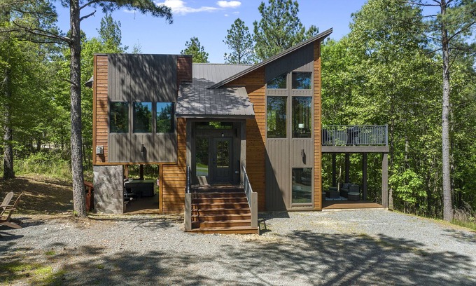 Broken Bow Cabin | Over The Edge, 3 King w/Ensuite Bath, Hot Tub, Fire Pit, Pet Friendly