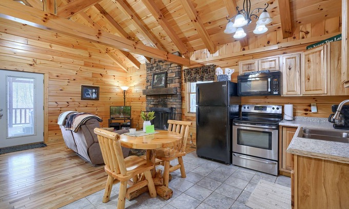Carbon Hill Cabin | Over the hill and through the woods, to the Cozy Cub cabin we go.