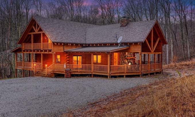 Laurelville Cabin | Overbrook Lodge, 5 bedrooms, 4.5 baths, Sleeps 16 and Two miles to Rock House