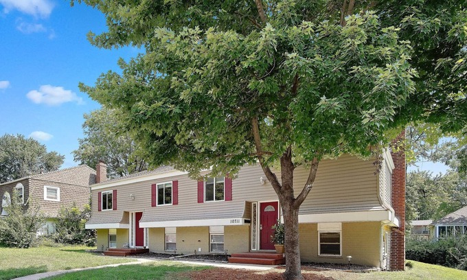 Lenexa House | Overland Park ( I 35, Hwy. 69, and 87 th St. )