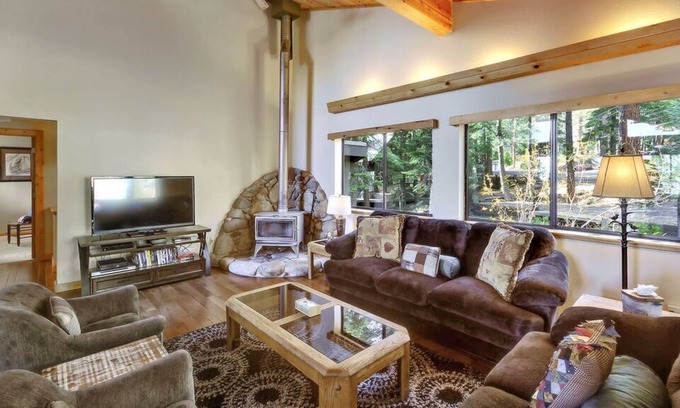Tahoe City House | Overlook Cabin, Good View, Walk to Tahoe City, Wood Stove