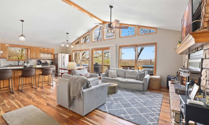 Lost Bridge Village Cabin | Overlook - Hot Tub - Beaver Lake
