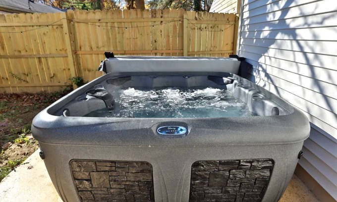 Clintonville House | Overlook Ranch Home with Hot Tub and King Bed
