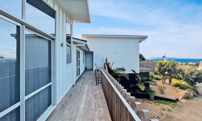 Oneroa House | Overlooking Cable Bay’s vines and between two of Waiheke’s famous bays.