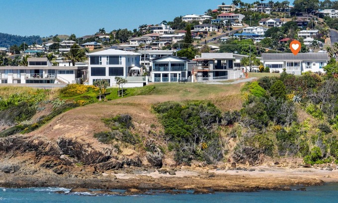 Cooee Bay House | Overlooking Keppel Bay