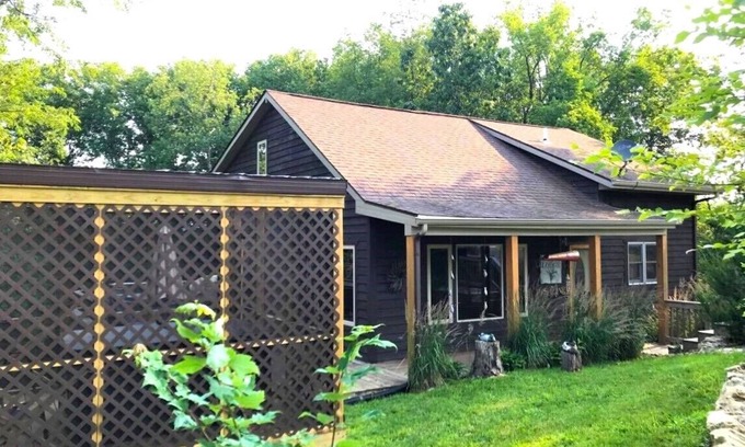 Eagle Mountain Cabin | Overlooking Mississippi River with year 'round outdoor hot tub - Woodview Lodge