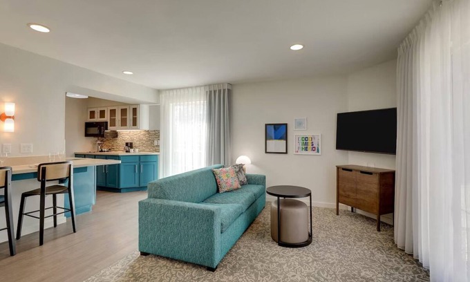 San Jose Hotel | Oversized Suites! Close to the Norman Y. Mineta San Jose International Airport