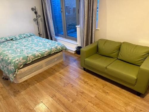 Coldharbour Apartment | Overton