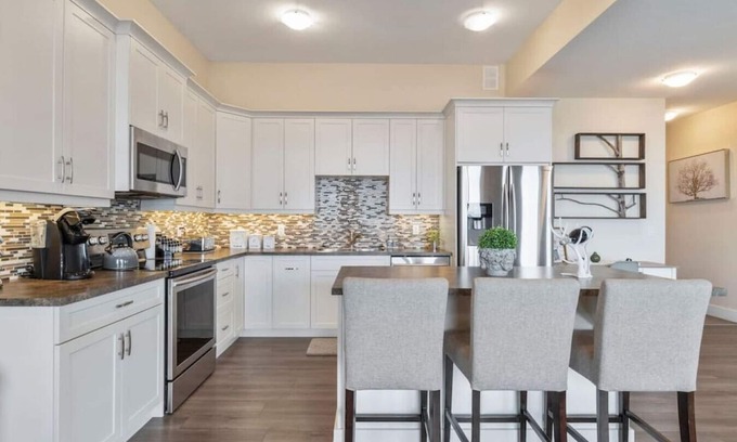 Foothills Apartment | OWAV - Lower · Oh What A View! Lower Suite - Sleeps 6