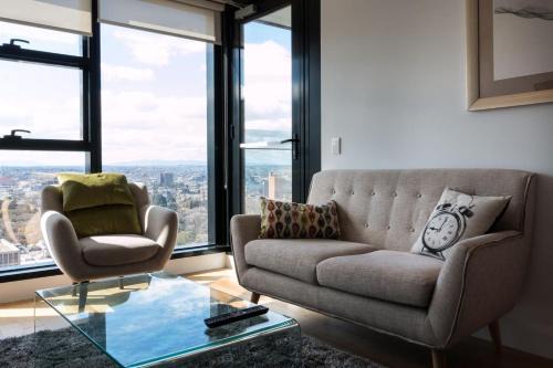 Melbourne Central Business District Apartment | Owen · Soaring City Views Central Location