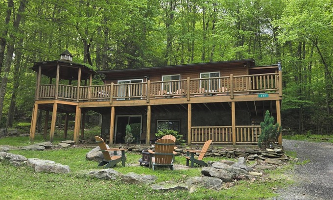 McHenry House | Owl's Nest- 3 Bedroom Dog-Friendly home with Hot Tub and Air Hockey