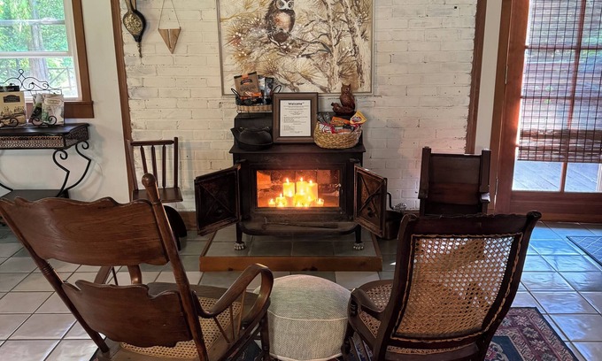 Carbondale House | Owl's Nest is a perfect getaway in the woods with lakes nearby. Pet friendly!