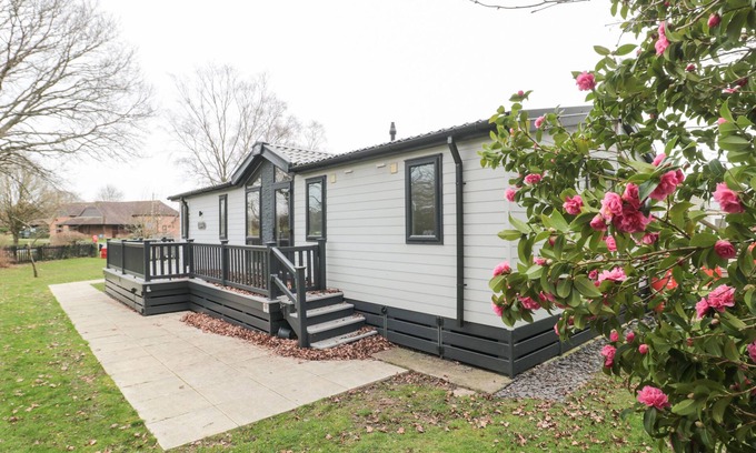 Wimborne Cottage | OWLS NEST, pet friendly, with pool in Furzehill