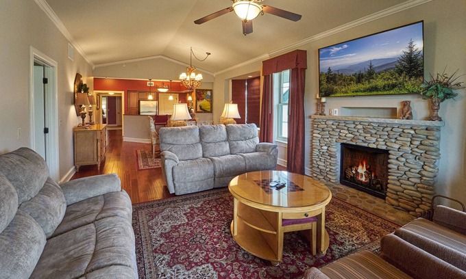 Pigeon Forge Condo | Owner Managed Penthouse 4BD/4BTH Top Floor DISCOUNTS FOR STAYS OF 7 NTS OR MORE