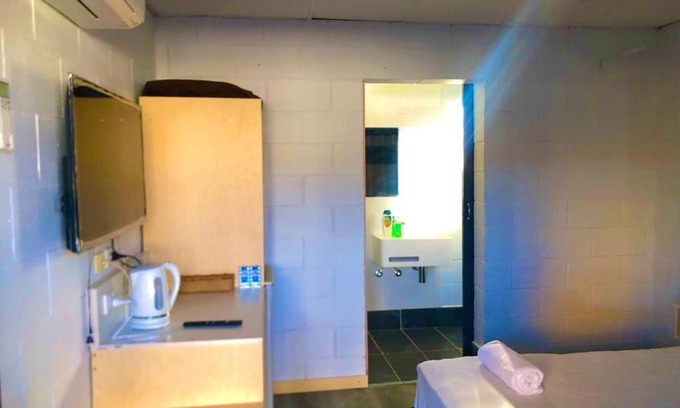 Cunnamulla Hotel | OXFORD HOTEL MOTEL