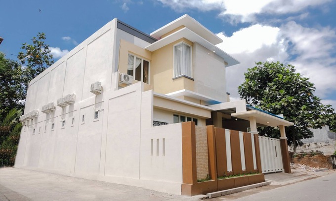 Jember Hotel | OYO 1247 Antosa Family Residence