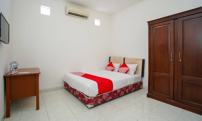 Surabaya Hotel | OYO 1281 Home Stay 83