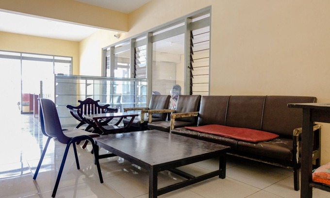 Blimbing Hotel | OYO 1289 Cbr Residence