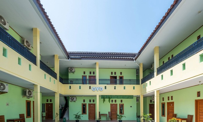 West Cirebon Hotel | OYO 1399 Cemara Residence Syariah