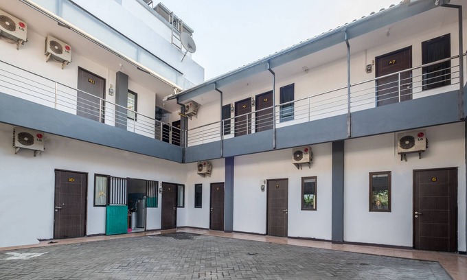 West Cirebon Hotel | OYO 1460 Anyelir Residence