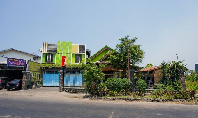 Probolinggo Hotel | OYO 1639 Penginapan Anggrek Syariah 1