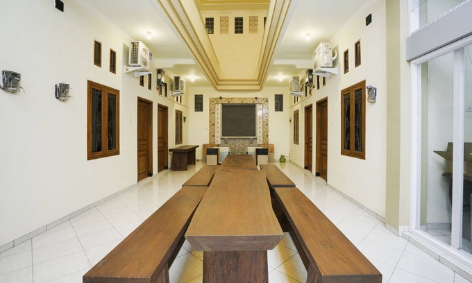 Probolinggo Hotel | OYO 1642 Penginapan Anggrek Syariah 2