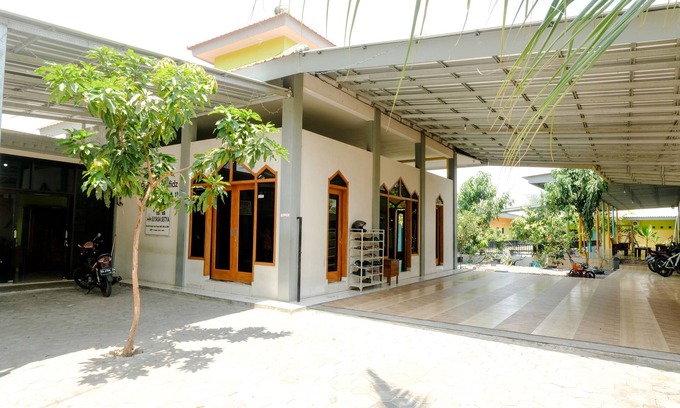 Madiun Hotel | OYO 1773 Ilyasa Family