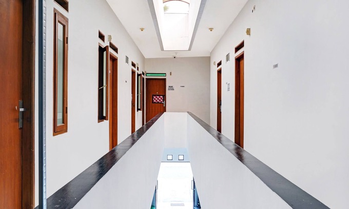 Astana Anyar Hotel | OYO 1932 Srimahi Residence