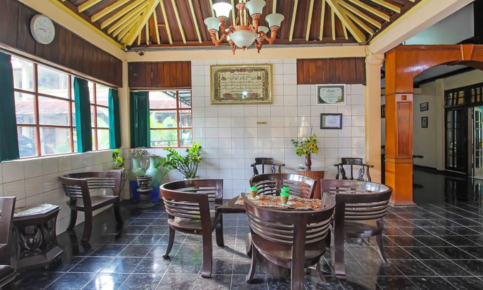 Nganjuk Hotel | OYO 1984 Hotel Istana Family Syariah