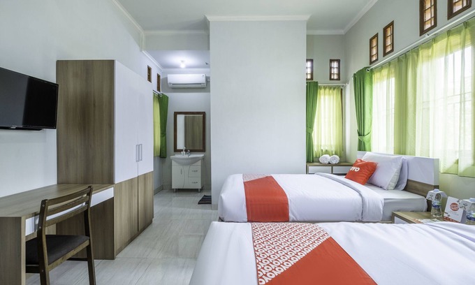 West Cirebon Hotel | OYO 2072 Wisma Teratai