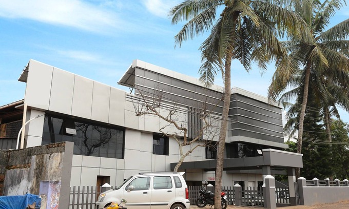 Kakkanad Hotel | OYO 23116 Gino Tourist Home