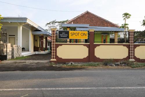 Rogojampi Hotel | OYO 2371 Islami Family Residence