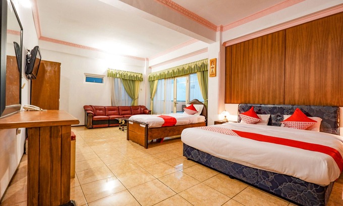 Pati Hotel | OYO 2855 Sartika Hotel Pati