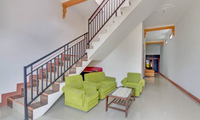 Madiun Hotel | OYO 3074 Orange Inn