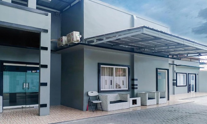 Palu Hotel | OYO 3175 Rich Homestay