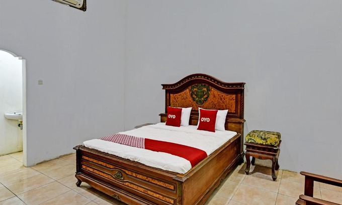 Kebasen Hotel | OYO 3479 Hotel Intan