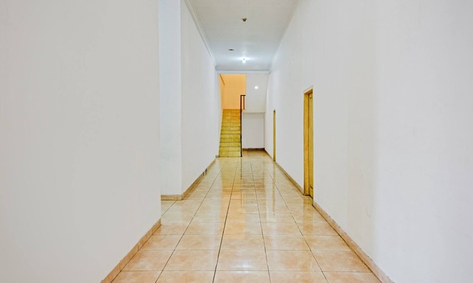 Kebasen Hotel | OYO 3479 Hotel Intan