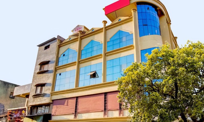 Manmad Hotel | OYO 81625 Hotel Radhika