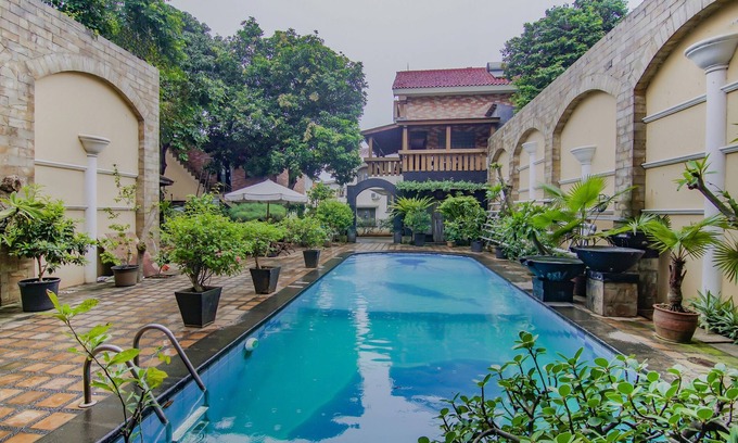 Mampang Prapatan Hotel | OYO 90094 Gayatri Residence