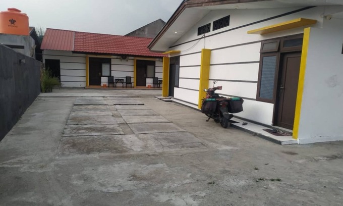 Palu Hotel | OYO 90699 Yellow White Guesthouse Palu