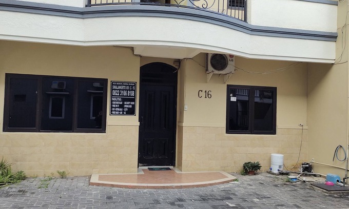 Waru Hotel | OYO 90870 C16 Siwalankerto Syariah