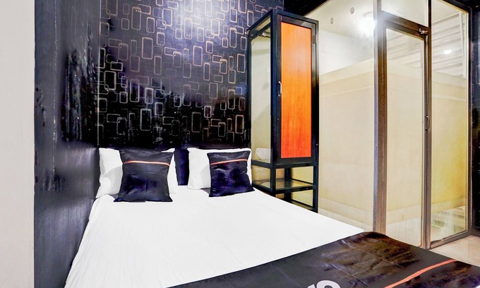Gubeng Hotel | OYO 91126 Kertajaya Residence Surabaya
