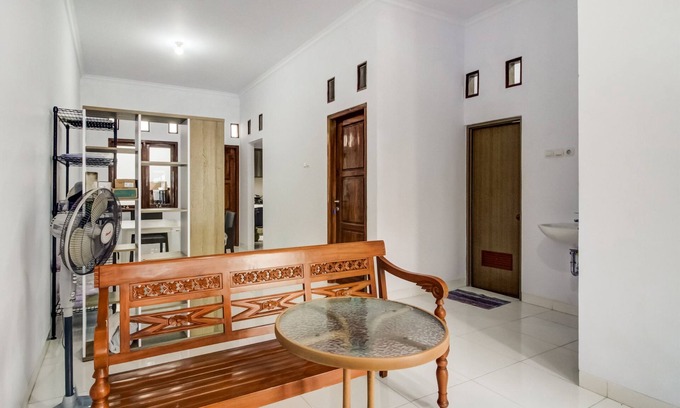 West Cirebon Hotel | OYO 91243 Bina Syariah Guest House