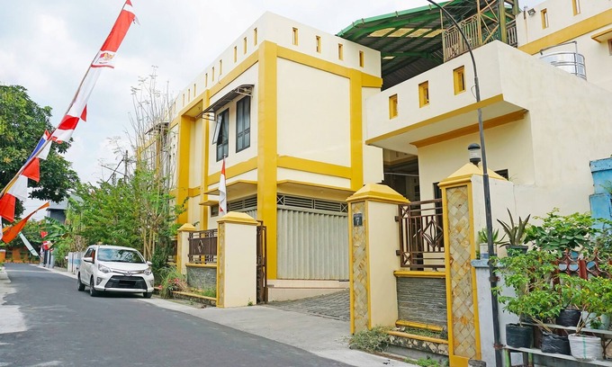 Madiun Hotel | OYO 91580 Kost Bougenville Syariah